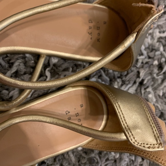 Gold sandals - Picture 3 of 3